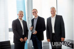 T. Leiduck (SAP, r.) und Dr. B-U. Pagel (SAP, l.) beglückwünschen P. Stocker (Ubimax GmbH) T. Leiduck (SAP, r.) und Dr. B-U. Pagel (SAP, l.) beglückwünschen P. Stocker (Ubimax GmbH)
