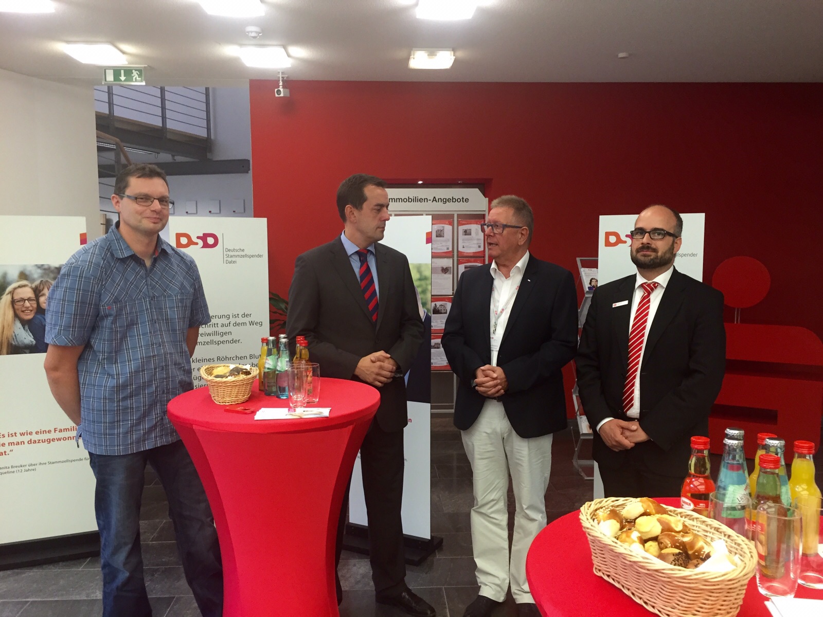 V.r.: Christoph Kind, Heinz Robens, Frank Neubert und Michael Zimmer bei der Eröffnung. V.r.: Christoph Kind, Heinz Robens, Frank Neubert und Michael Zimmer bei der Eröffnung.