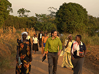 Benjamin Wolf, Gründer & Geschäftführer der Stay Stiftung, vor Ort in Uganda, Pressefoto Stay 