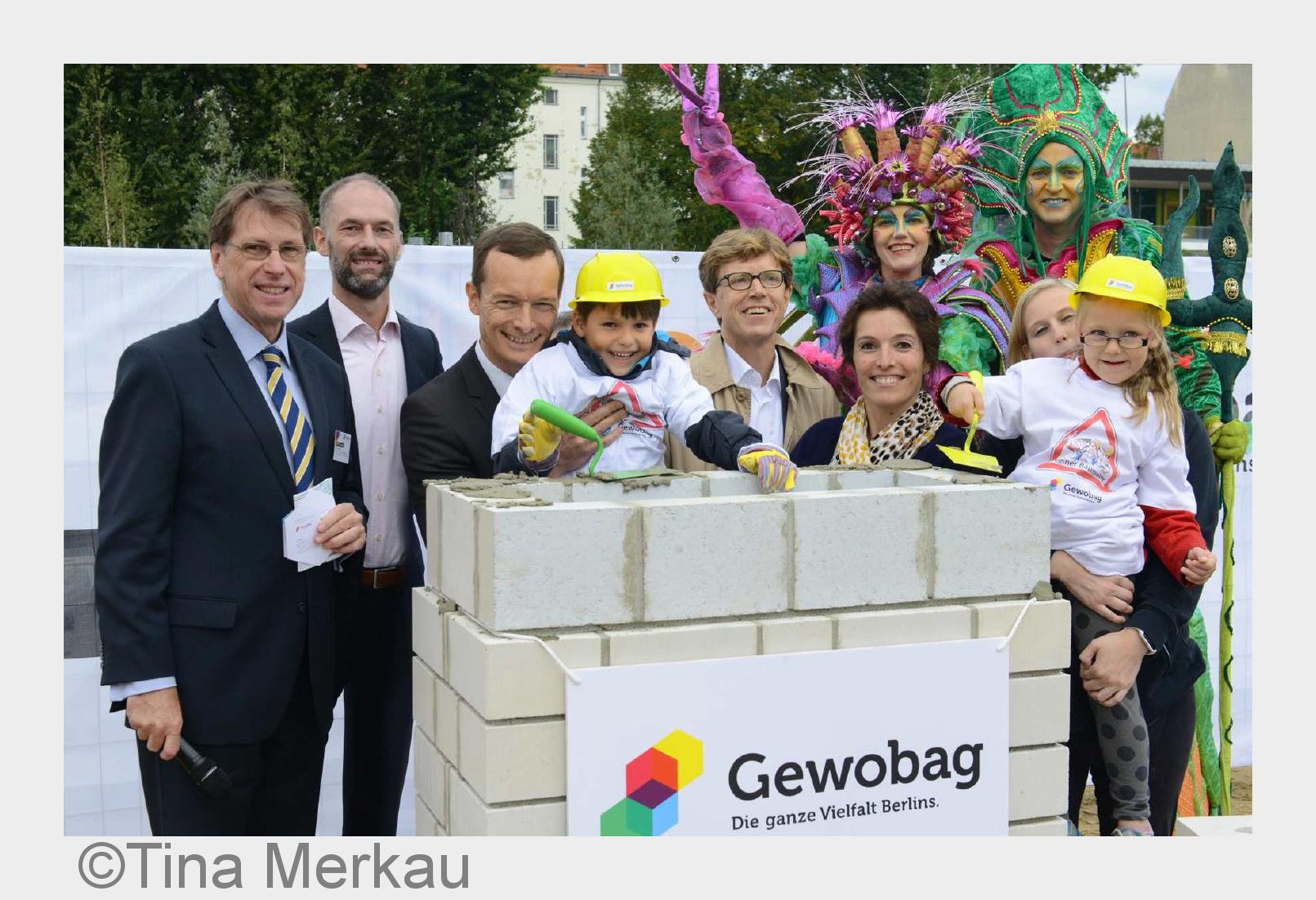Viel Freude beim Verputzen des Grundsteins nach der Versenkung der Zeitkapsel. (Bildquelle: Tina Mer