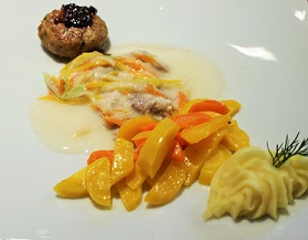 Karpfengericht-2015-Ragout und Frikadelle vom Bokeler Spiegelkarpfen mit roter Zwiebelmarmelade