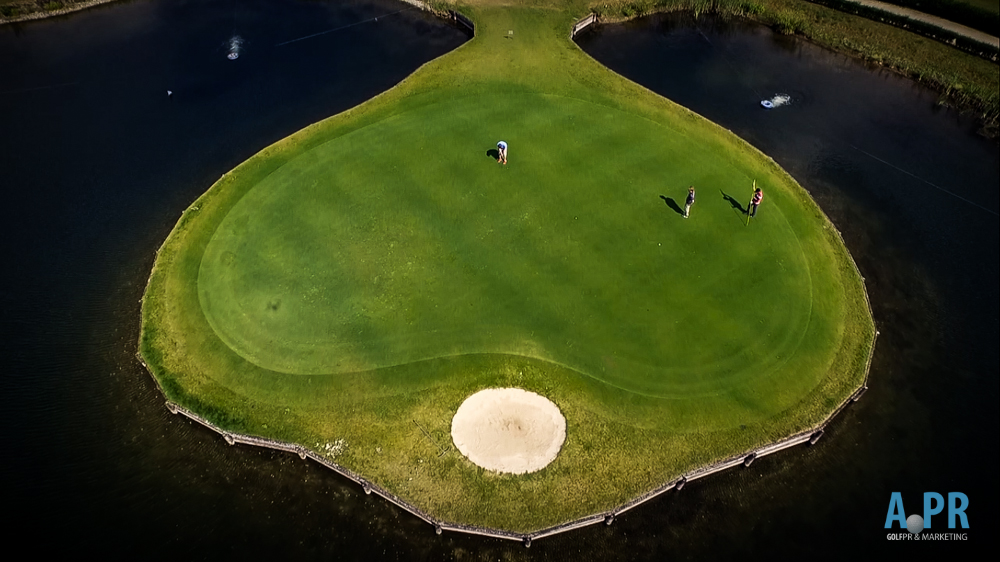 Das Signature Hole aus der Luft - ein originalgetreuer Nachbau des berühmtesten Inselgrüns der Welt Das Signature Hole aus der Luft - ein originalgetreuer Nachbau des berühmtesten Inselgrüns der Welt