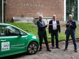 PSD-Vorstandsmitglied Norbert Kerkhoff (links) „testet“ die neuen Geräte mit den Vereinsvorsitzenden PSD-Vorstandsmitglied Norbert Kerkhoff (links) „testet“ die neuen Geräte mit den Vereinsvorsitzenden