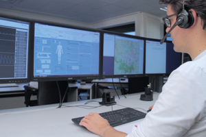 Der Telenotarzt empfängt alle diagnoserelevanten Daten des Patienten an seinem Arbeitsplatz. Der Telenotarzt empfängt alle diagnoserelevanten Daten des Patienten an seinem Arbeitsplatz.