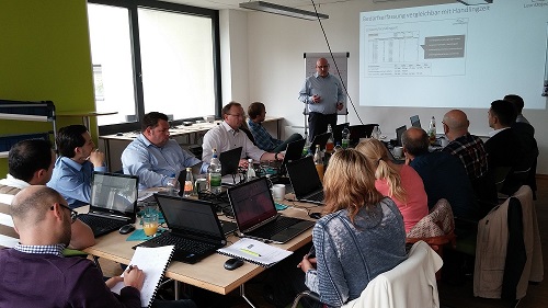 Routenzug-Workshop LeanObjects GmbH mit Geschäftsführer Toni H. Almert (Bildmitte stehend) Routenzug-Workshop LeanObjects GmbH mit Geschäftsführer Toni H. Almert (Bildmitte stehend)