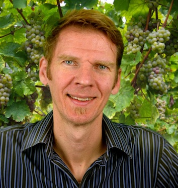 Christian Büttner erläutert die Vorzüge des jeweiligen Rebensafts – Foto: Regiogate GmbH Christian Büttner erläutert die Vorzüge des jeweiligen Rebensafts – Foto: Regiogate GmbH