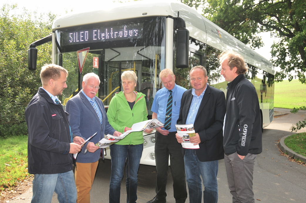Sileo-Berater Gerhard Schlag (2.v.l.) stellt auf Deutschlands größter Insel den E-Bus vor. Sileo-Berater Gerhard Schlag (2.v.l.) stellt auf Deutschlands größter Insel den E-Bus vor.