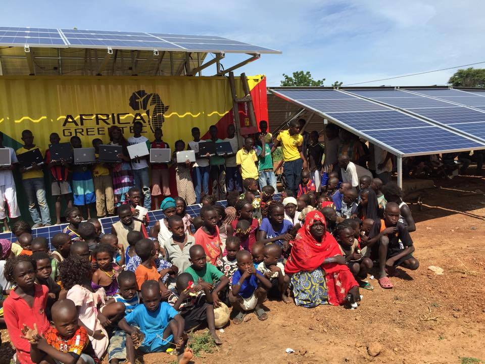 Durch den Strom aus dem Solarcontainer können die Schüler ihre Laptops laden Durch den Strom aus dem Solarcontainer können die Schüler ihre Laptops laden