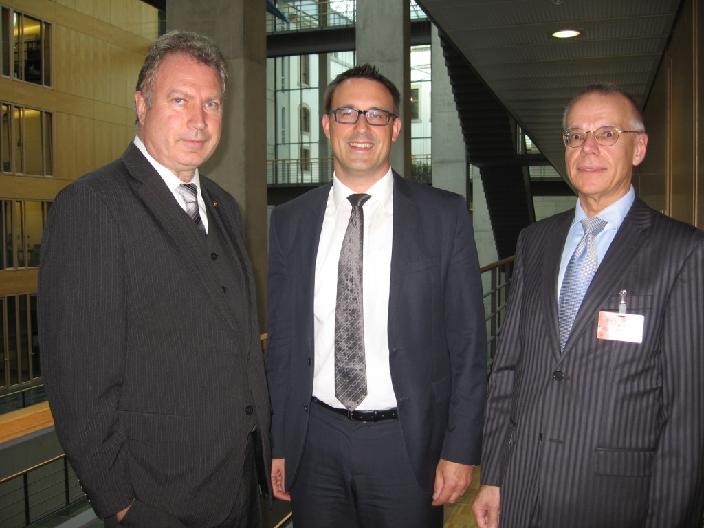 v.l.n.r.: Heinz Leymann (IfKom), Sören Bartol MdB (stellv. Vorsitzender der SPD Bundestagsfraktion),