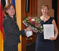 v.l. Heike Schönfelder, Leiterin der Wirtschaftsförderung mit Preisträgerin Kerstin Hellhammer v.l. Heike Schönfelder, Leiterin der Wirtschaftsförderung mit Preisträgerin Kerstin Hellhammer