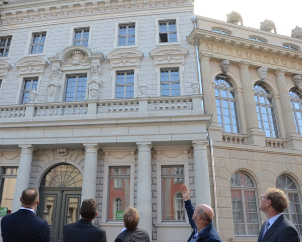 Potsdams Oberbürgermeister besichtigt mit den Investoren die Fassaden des Stadtschloss Ensembles. © Potsdams Oberbürgermeister besichtigt mit den Investoren die Fassaden des Stadtschloss Ensembles. ©