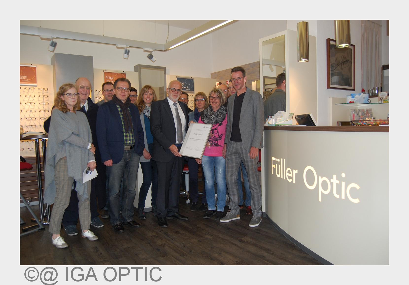 Steffen Füller nimmt den Innovationspreis der IGA OPTIC entgegen (Bildquelle: @ IGA OPTIC) Steffen Füller nimmt den Innovationspreis der IGA OPTIC entgegen (Bildquelle: @ IGA OPTIC)