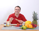 Marmeladen-Liebe: Sven Gang beim Kosten seiner neuen Früchtemischungen. 