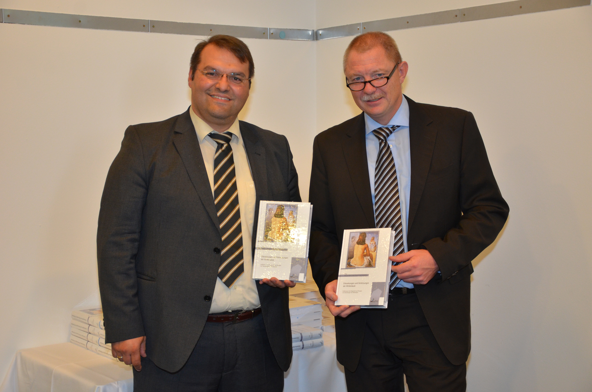 Prof. Dr. Markus Rauschmann und PD Dr. Konstantinos Kafchitsas (l.) mit dem neuen Werk. Prof. Dr. Markus Rauschmann und PD Dr. Konstantinos Kafchitsas (l.) mit dem neuen Werk.