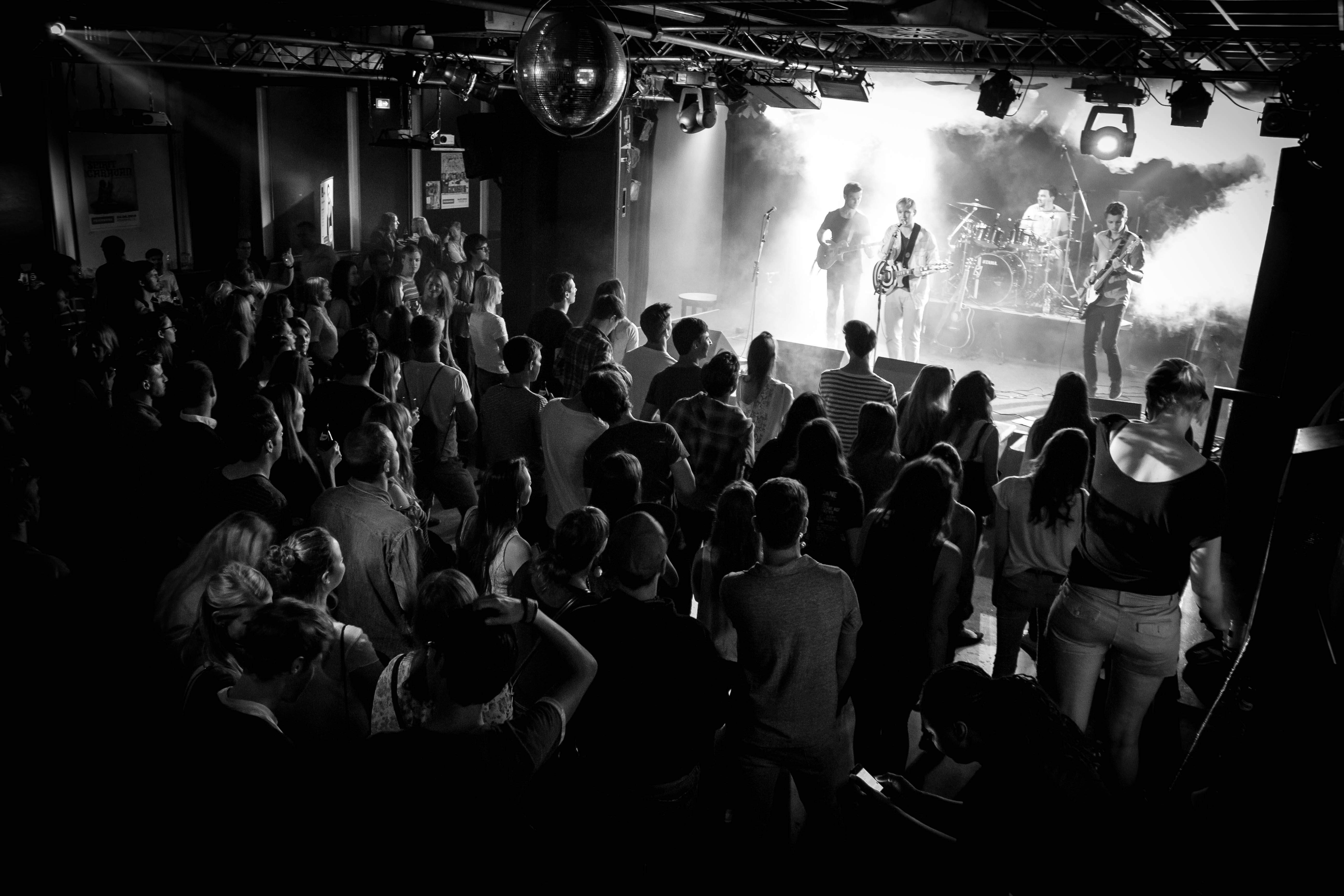 Für Konzerte - hier der Macromedia House-of-Music-Bandcontest - gaben die Deutschen im letzten Jahr 