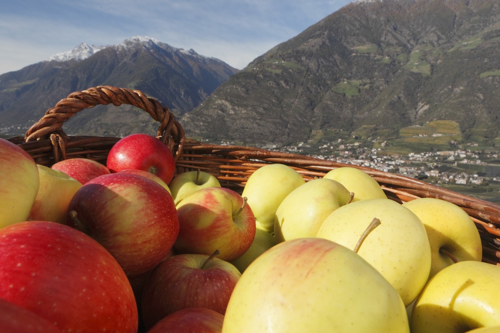 Die herbstliche Erntezeit in Südtirol ist die Zeit der Äpfel und der regionalen Spezialitäten. (SMG)