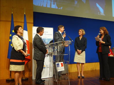 Gilbert Bredel, CEO Contargo North France (Mitte), nimmt den Preis 