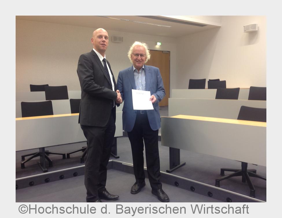 HDBW-Präsident Prof. Lars Frormann (links)überreicht Prof. Udo Lindemann die Bestellungsurkunde. (Bi HDBW-Präsident Prof. Lars Frormann (links)überreicht Prof. Udo Lindemann die Bestellungsurkunde. (Bi