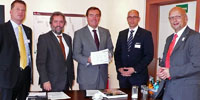 Bauantrags-Übergabe in Hanau mit Oberbürgermeister Claus Kaminsky (mitte) Bauantrags-Übergabe in Hanau mit Oberbürgermeister Claus Kaminsky (mitte)