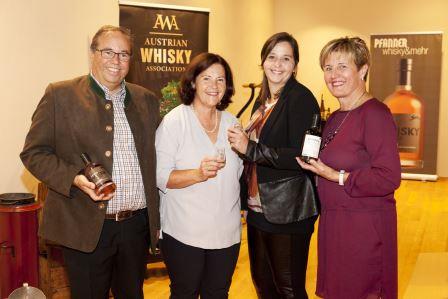 Walter, Brunhilde, Claudia Pfanner und Marie-Luise Dietrich-Pfanner mit den neuen Whisky-Kreationen Walter, Brunhilde, Claudia Pfanner und Marie-Luise Dietrich-Pfanner mit den neuen Whisky-Kreationen