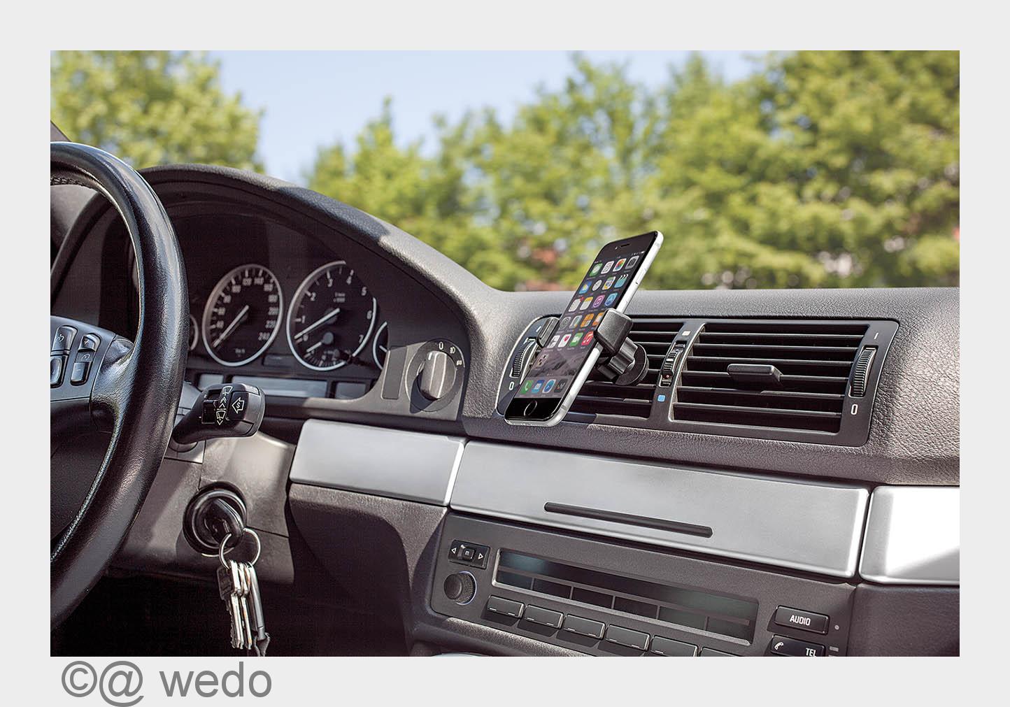 Mit den Halterungen von WEDO sitzt das Smartphone perfekt an den Lüftungsschlitzen des Autos. (Bildq Mit den Halterungen von WEDO sitzt das Smartphone perfekt an den Lüftungsschlitzen des Autos. (Bildq
