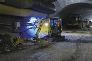 Ein Minibagger aus dem HKL MIETPARK beim Bauprojekt Rosensteintunnel in Stuttgart.