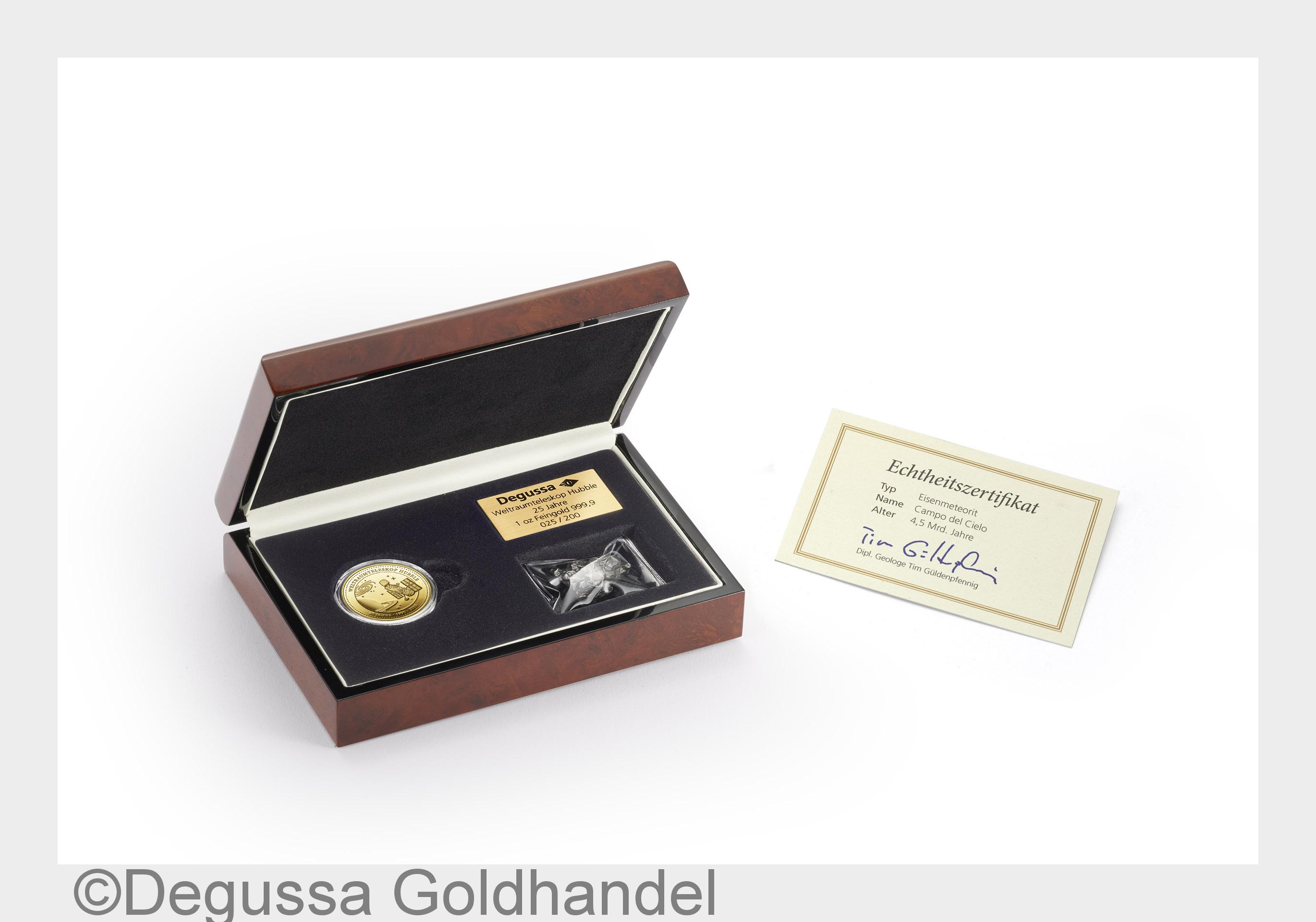 1 oz Degussa Hubble Box Echtheitszertifikat (Bildquelle:©Degussa Goldhandel) 1 oz Degussa Hubble Box Echtheitszertifikat (Bildquelle:©Degussa Goldhandel)