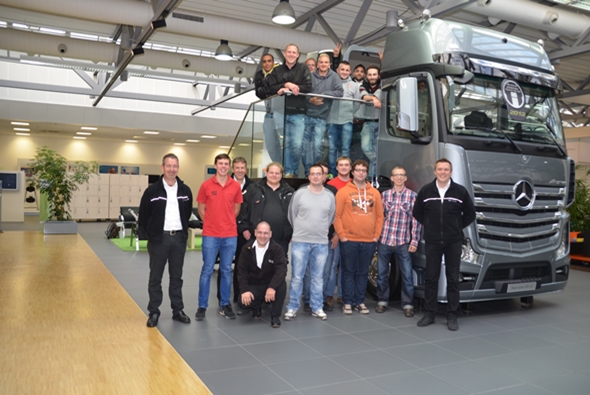 Vorausschauendes Lkw-Fahren lernten 15 Nachwuchs-Trucker beim Eco-Training in Wörth. Vorausschauendes Lkw-Fahren lernten 15 Nachwuchs-Trucker beim Eco-Training in Wörth.