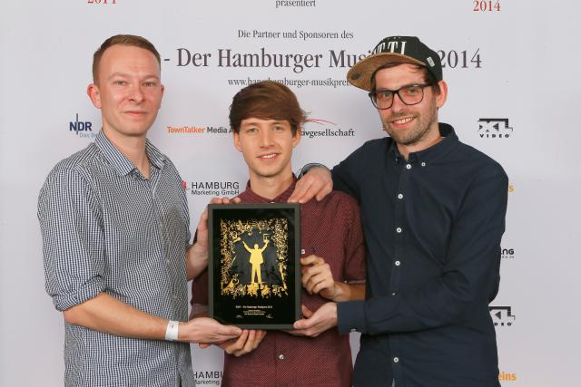 Lukas Nimscheck (Mitte) gewann einen HANS 2014 - Foto Public Address Lukas Nimscheck (Mitte) gewann einen HANS 2014 - Foto Public Address
