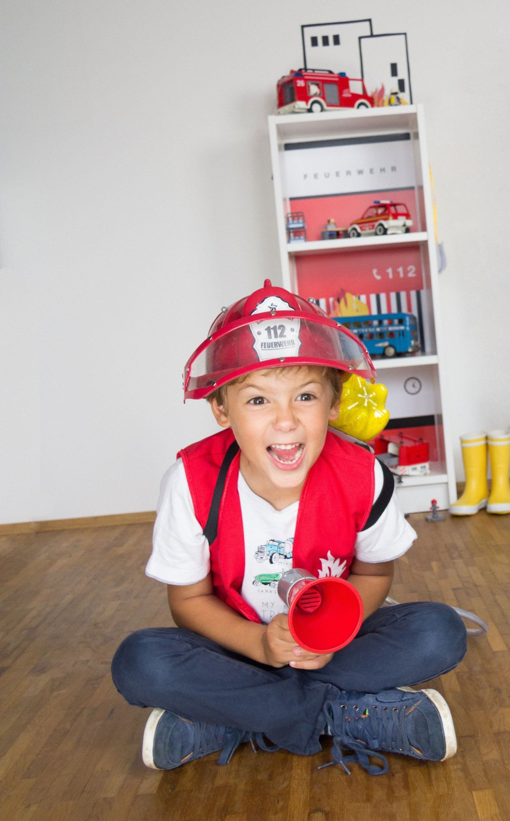 Eben noch Regal?jetzt Feuerwache: schnell und einfach mit den Möbelfolien von Limmaland. Eben noch Regal?jetzt Feuerwache: schnell und einfach mit den Möbelfolien von Limmaland.