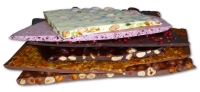 Handgeschöpfte Frischschokolade wird in Großtafeln gegossen und nach Kundenwunsch portioniert.