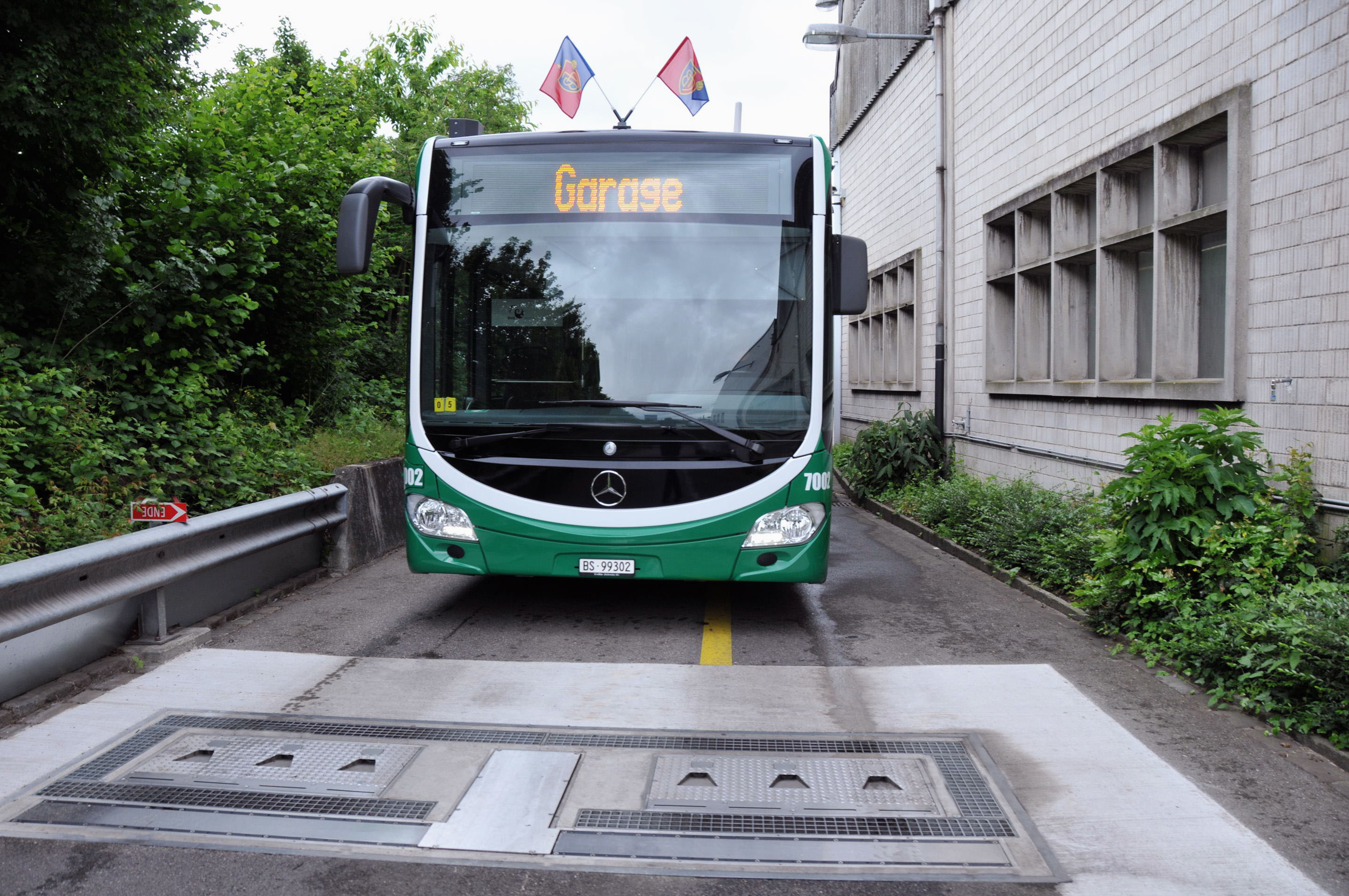 Messung von Reifendruck und Profiltiefe während derÜberfahrt - ohne Einbauten am Fahrzeug. Messung von Reifendruck und Profiltiefe während derÜberfahrt - ohne Einbauten am Fahrzeug.