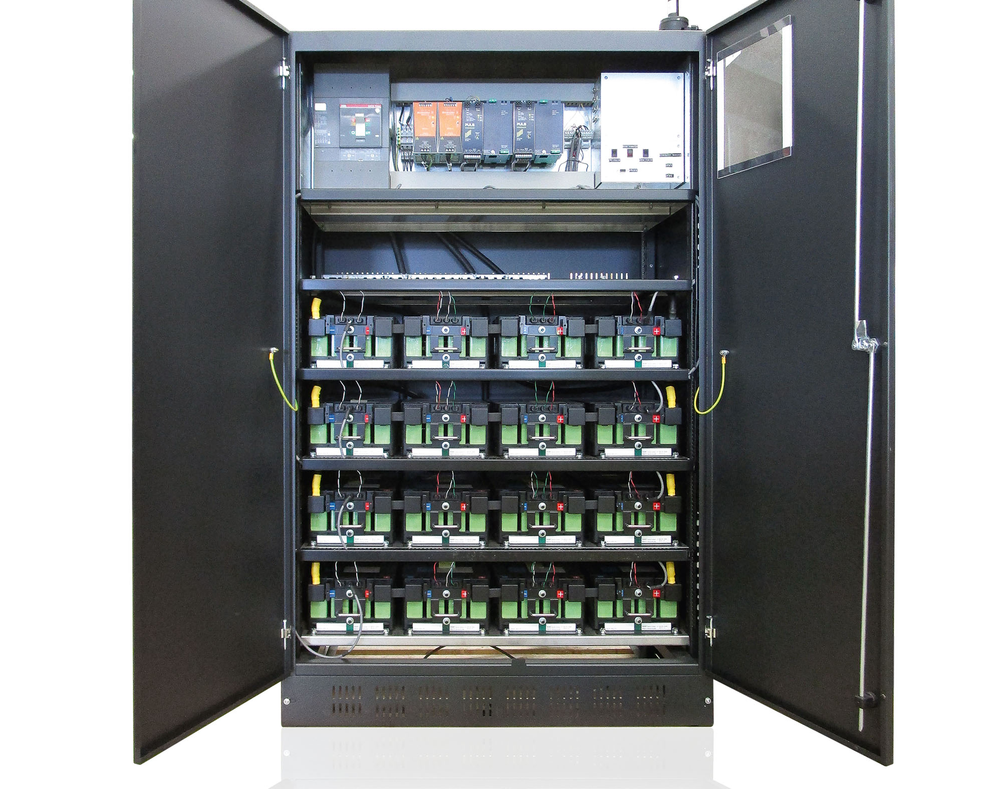 Der Batterieschrank von YUASA als System zur USV ist mit 16 Modulen der LIM25H-8 bestückt.