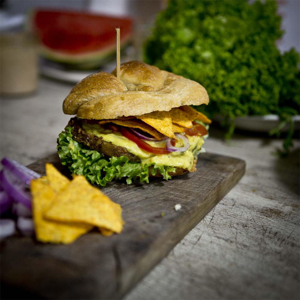 Saftiger Black Bean Burger mit veganer Käsesauce und Pesto