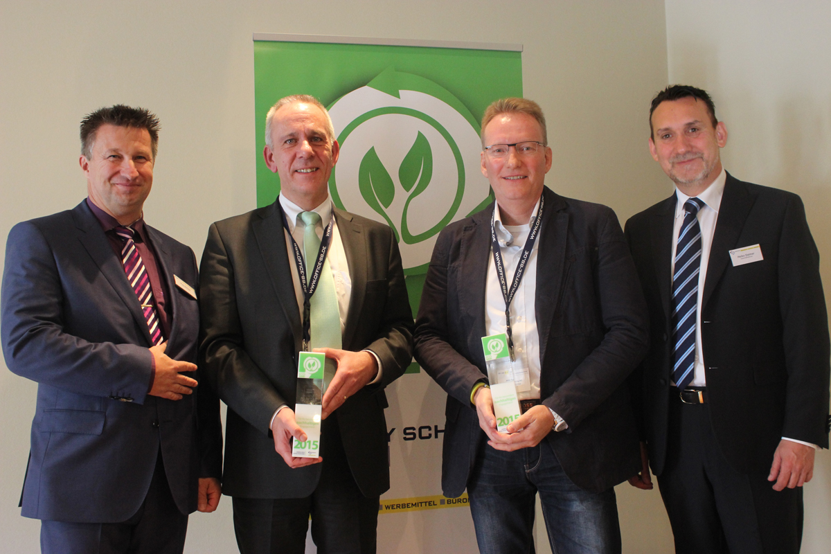 Roy Schulzübergibt den Eco-Award 2015 an die Preisträger WBS Training und den Parität. Gesamtverb. Roy Schulzübergibt den Eco-Award 2015 an die Preisträger WBS Training und den Parität. Gesamtverb.