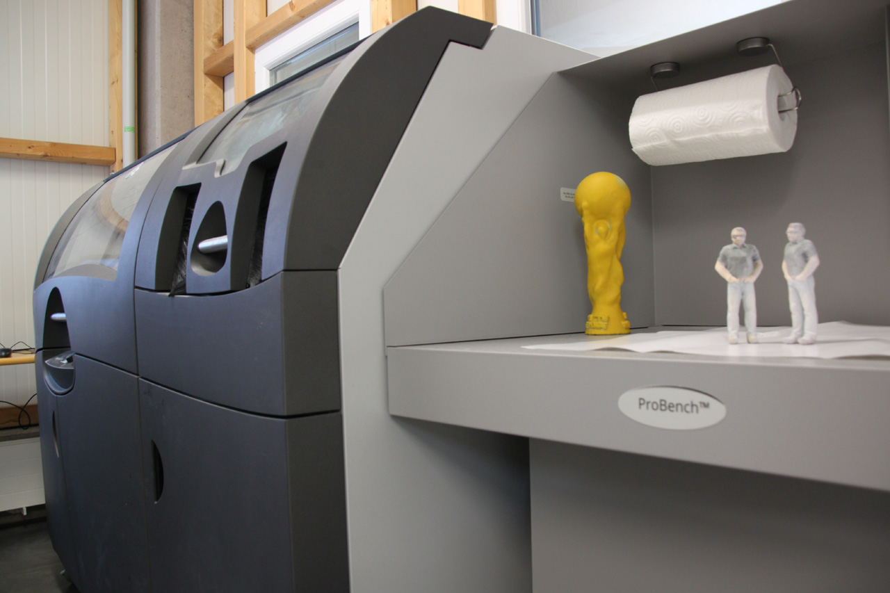 Der 3D-Drucker ProJet 660Pro für vollfarbige, hochauflösende 3D-Druck-Modelle. Der 3D-Drucker ProJet 660Pro für vollfarbige, hochauflösende 3D-Druck-Modelle.