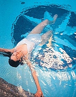 Dame im Pool