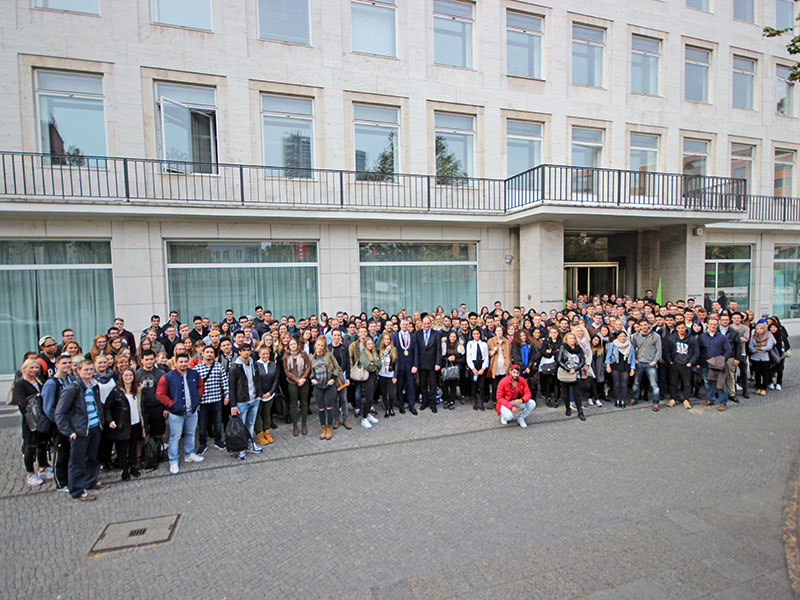 Neu immatrikulierte Studierende des Wintersemesters 2016/16 der bbw Hochschule vor dem Berliner Haus