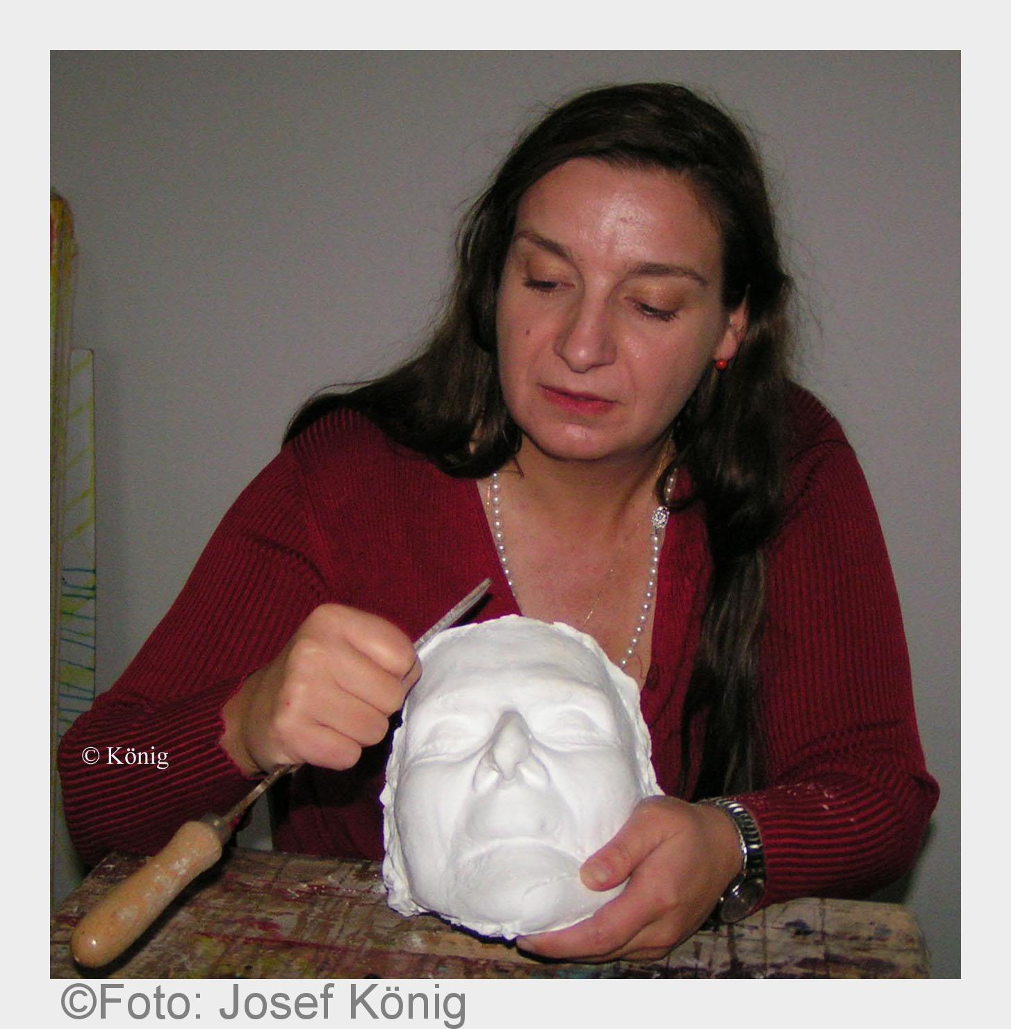 Künstlerische Feinarbeit: Beate Pohlus entfernt an der Totenmaske die Gussnähte. (Bildquelle: Foto: Künstlerische Feinarbeit: Beate Pohlus entfernt an der Totenmaske die Gussnähte. (Bildquelle: Foto: