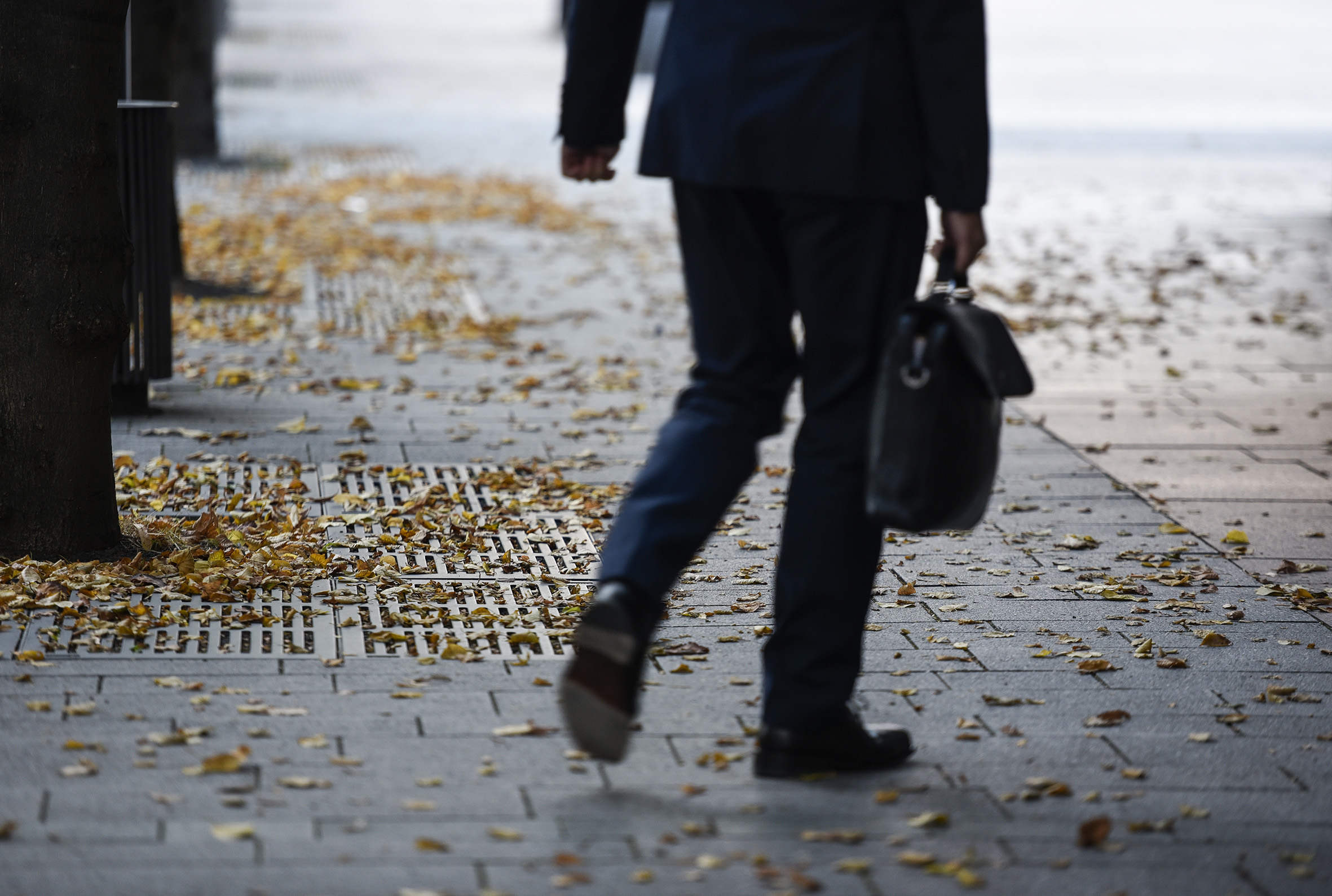 Nasses Herbstlaub kann Bürgersteige schnell in rutschige Flächen verwandeln, Hagen Lehmann Coburg Nasses Herbstlaub kann Bürgersteige schnell in rutschige Flächen verwandeln, Hagen Lehmann Coburg