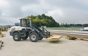 Ein Radlader von HKLübernahm den Materialtransport bei der Brückensanierung am Kreuz Olpe-Süd. Ein Radlader von HKLübernahm den Materialtransport bei der Brückensanierung am Kreuz Olpe-Süd.