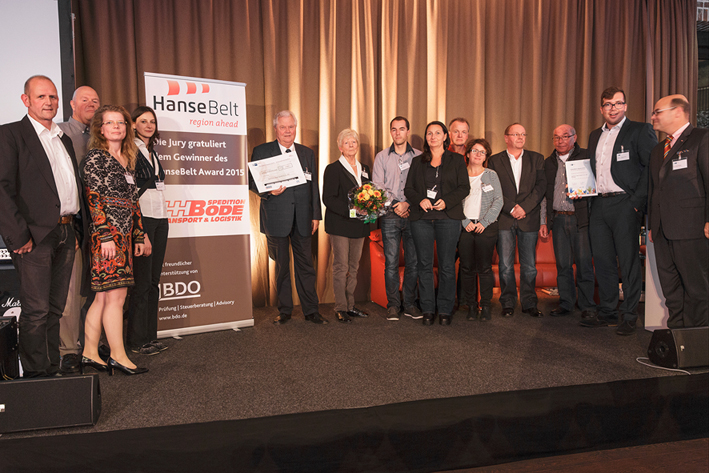 Seniorchef Eckhard Bode und Ehefrau Marlen Bode (5.+ 6. v. l.) bei der Preisverleihung
