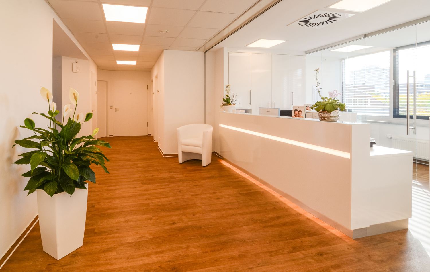 Empfangsbereich der e-sthetic Praxisklinik Empfangsbereich der e-sthetic Praxisklinik