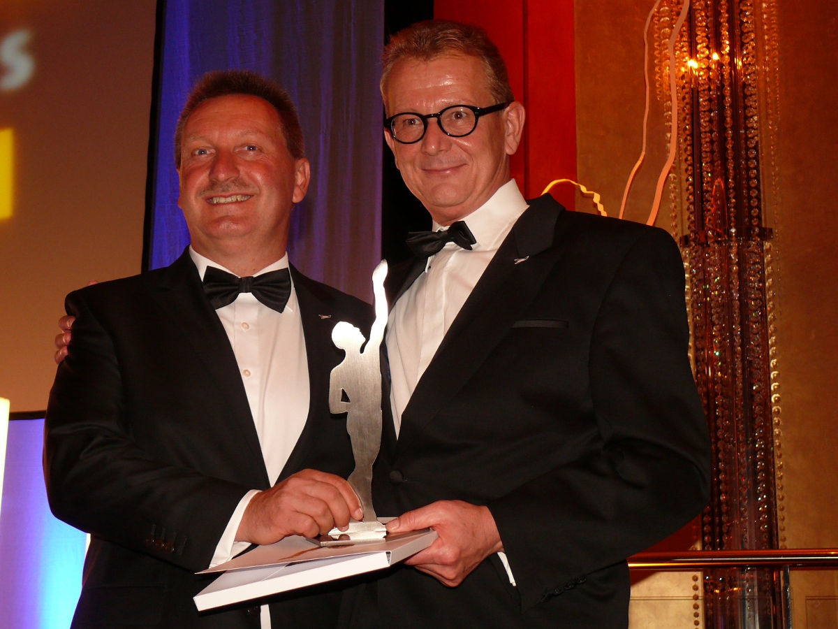Vorstand Gerhard Mayer (im Bild links) und Vorstand Hans-Jürgen Friedrich (im Bild rechts) Vorstand Gerhard Mayer (im Bild links) und Vorstand Hans-Jürgen Friedrich (im Bild rechts)