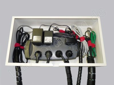 Kabel verschwinden in der Kabelbox von kabelordnung.com Kabel verschwinden in der Kabelbox von kabelordnung.com