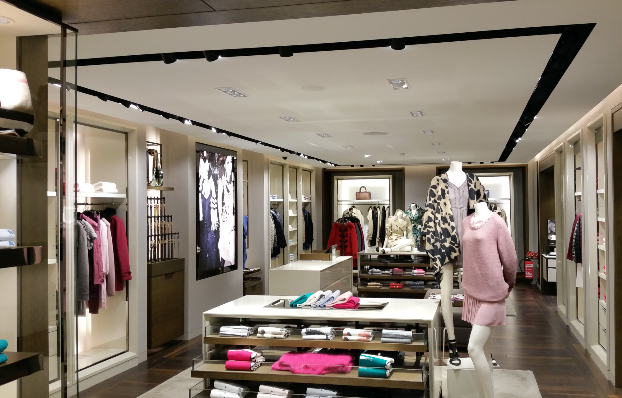 Ein renommierter Pariser Mode-Store hat auf farbechte LED-Beleuchtung von euroLighting umgerüstet.