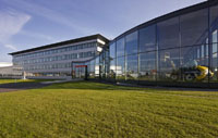 Die filigrane Fassade wurde von FREYLER Metallbau entwickelt, nach Planmaßen gefertigt und aufgebaut