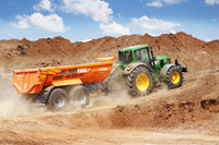 John Deere Traktor mit Anhängemulde sind das ideale Gespann im landwirtschaftlichen Alltag.