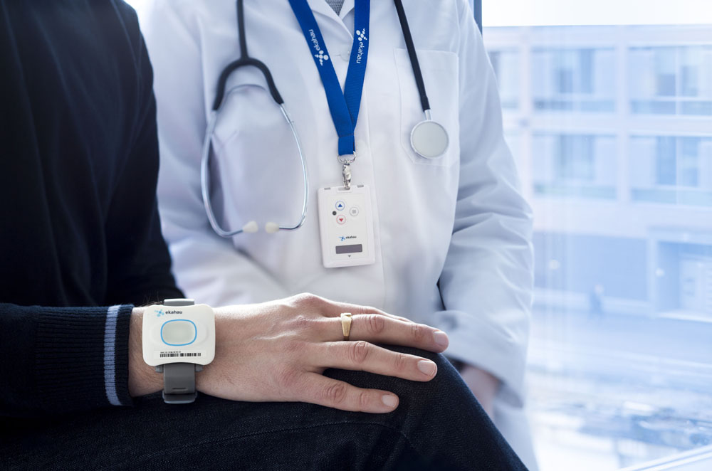 Patientenwartezeiten verkürzen, Mitarbeiter schützen: RTLS-Tags tragen dazu bei.