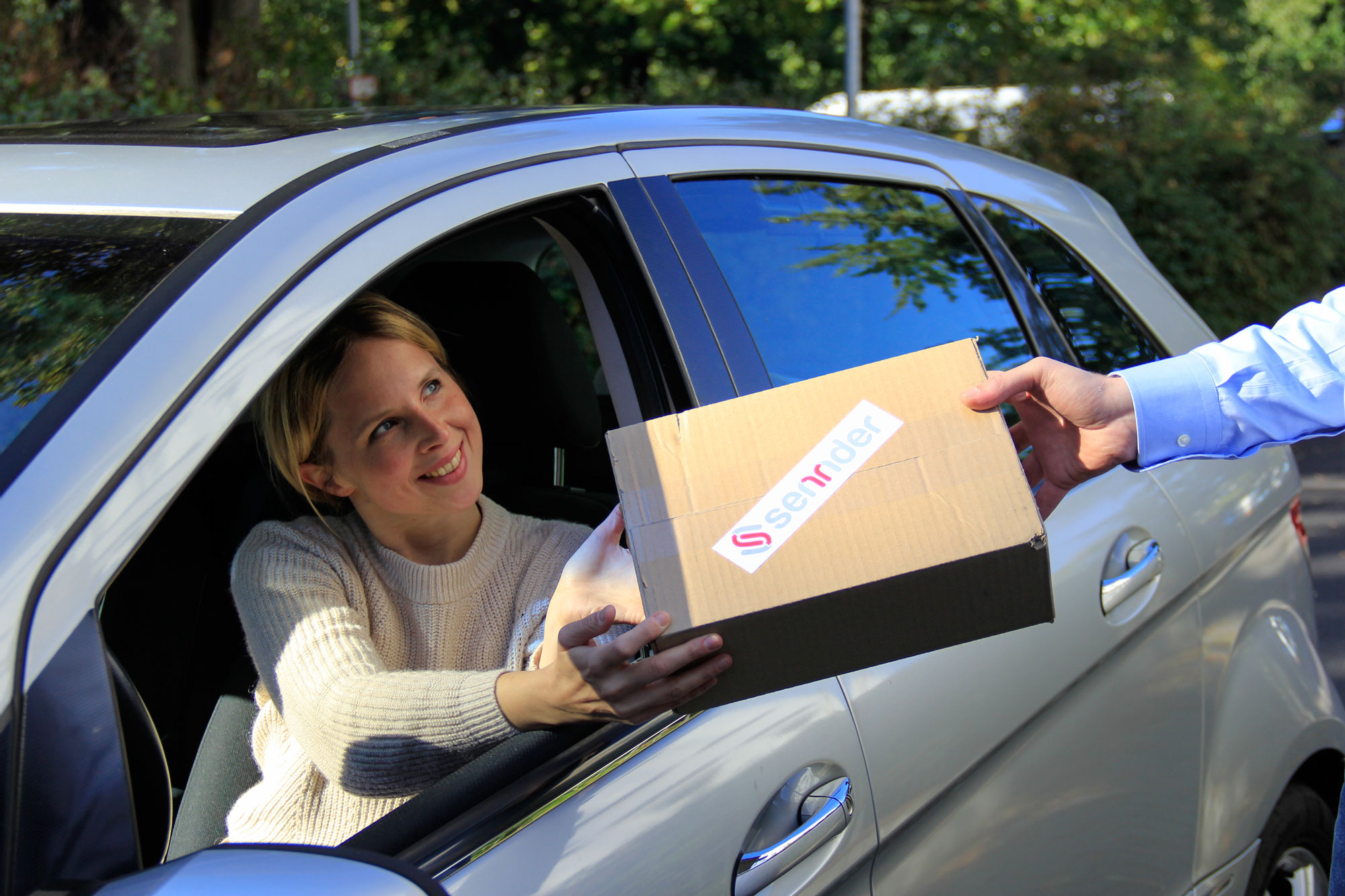 Paketübergabe | sennder GmbH / Anja Bertuch Paketübergabe | sennder GmbH / Anja Bertuch